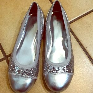 Size 4M girls silver and sparkly ballet flats-